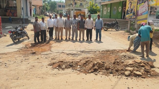 దెబ్బతిన్న రోడ్లకు మరమ్మత్తులు 