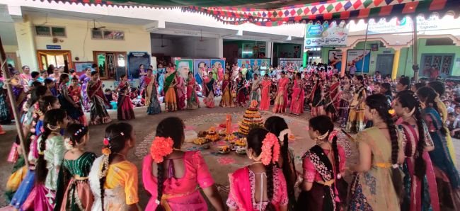 మన సాంప్రదాయ పండుగలలో ప్రత్యేకమైనది బతుకమ్మ - విజ్ఞాన్ స్కూల్ డైరెక్టర్  తన్నీరు సుధారాణి