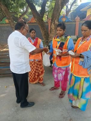 పారిశుద్ధ్య కార్మికులకు అల్పాహారం అందించిన కందిమల్ల మాలకొండ రాయుడు