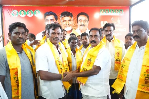 ఎమ్మెల్యే కావ్య కృష్ణారెడ్డి సమక్షంలో టీడీపీలో చేరిన వైసీపీ నేతలు