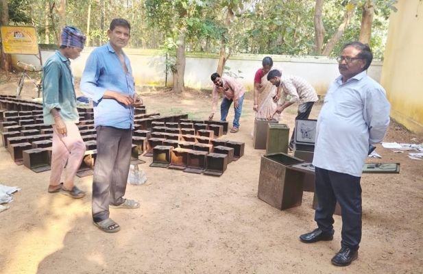 బ్యాలెట్ బాక్సులు సిద్ధం చేస్తున్న అధికార యంత్రాంగం