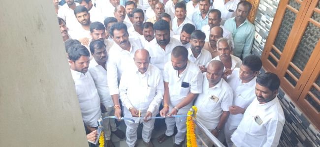 రుద్రారంలో విద్యార్థులకు హెల్మెట్ల పంపిణీ