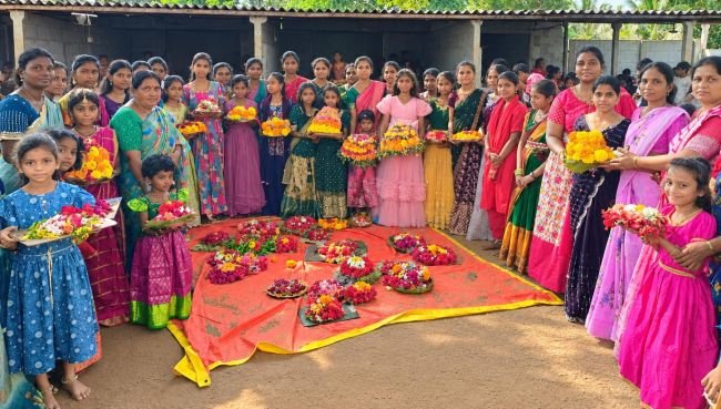 సాయి ఎక్సలెంట్ పాఠశాలలో ముందస్తు బతుకమ్మ సంబరాలు
