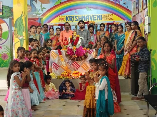 కృష్ణవేణి టాలెంట్ స్కూల్‌లో ఘనంగా ముందస్తు విజయదశమి వేడుకలు