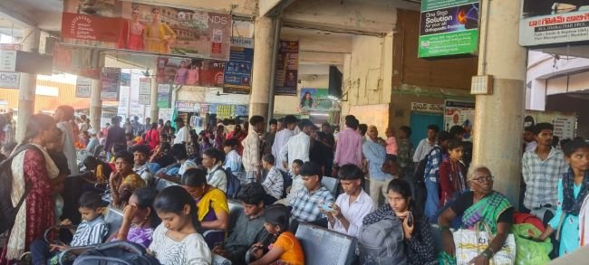ఇల్లందు ఆర్టీసీ బస్టాండ్‌లో  కిక్కిరిసిన ప్రయాణికుల రద్దీ…