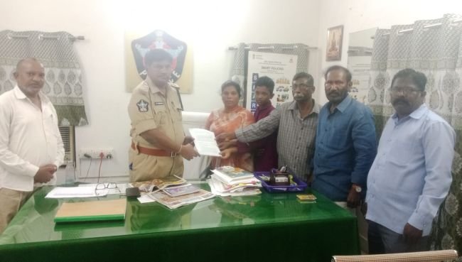 మార్టూరు పోలీసులు పై డిఎస్పీకి ఫిర్యాదు చేసిన బాధిత కుటుంబం