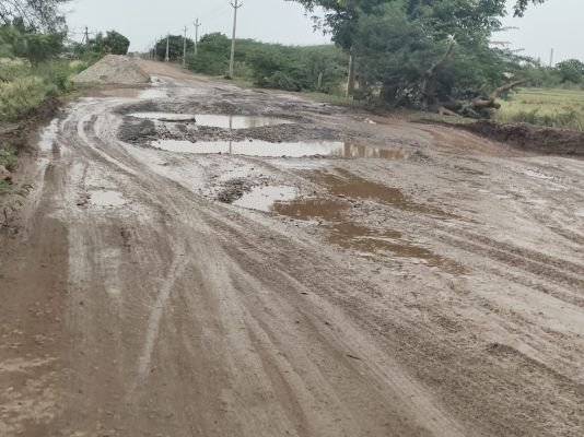 గుత్తేదారుల అలక్ష్యం వాహనదారుల ఇక్కట్లు - అడుగడుగుకో గుంట - కప్పేస్తున్న దుమ్ము - ప్రమాదాలు