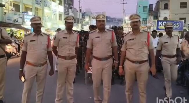 మున్సిపల్ ఎన్నికల నేపథ్యంలో చిలకలూరిపేటలో పోలీసుల సాయుధ కవాతు 150 మంది పోలీసు బలగాలతో ఫ్లాగ్ మార్చ్.. శాంతిభద్రతల పరిరక్షణకు ప్రత్యేక చర్యలు