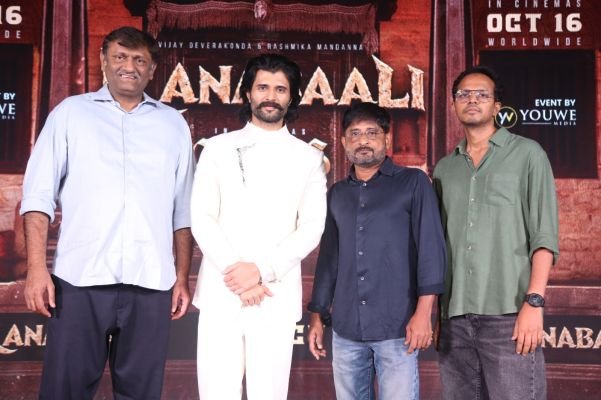 నా కెరీర్‌లో రణబాలి బిగ్గెస్ట్ హైలైట్ అవుతుంది.. ట్రైలర్ లాంచ్ ఈవెంట్‌లో హీరో విజయ్ దేవరకొండ ఎమోషనల్!