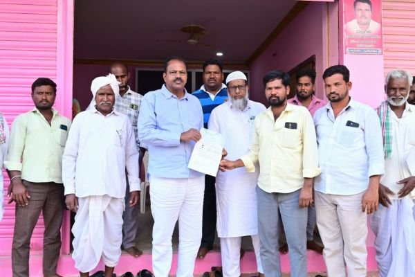 సీఎంఆర్ఎఫ్ చెక్కును అందజేసిన మాజీ ఎమ్మెల్యే