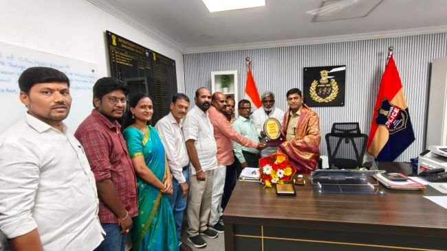 టీఎన్జీవోస్ ఆధ్వర్యంలో ఘనంగా ఎస్పీ పరితోష్ పంకజ్ పుట్టినరోజు వేడుకలు