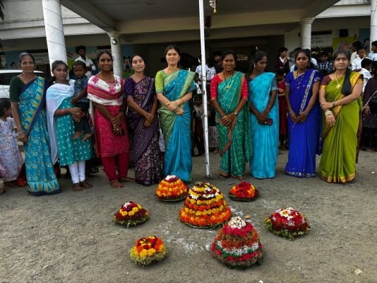 గ్రావిటీ ప్రీమియర్ స్కూల్‌లో ఘనంగా దసరా–బతుకమ్మ సంబరాలు.