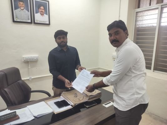 అంబేడ్కర్ నగర్‌లో డ్రెయిన్ల పూడికతీత చేపట్టాలి..  మురుగునీటి సమస్యతో ప్రజలకు ఇబ్బందులు..   ఎంహెచ్ఓ   కు టీడీపీ క్లస్టర్ ఇన్‌చార్జి సాకె లక్ష్మీనరసింహ వినతి