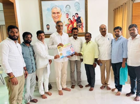 దుర్గామాత నవరాత్రి ఉత్సవాలకు హరీశ్‌రావుకు కలిసిన సూర్యవంశ అరెకటిక సంఘ సభ్యుల ఆహ్వానం
