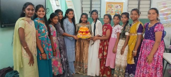 ఆదర్శ పాఠశాలలో బతుకమ్మ సంబరాలు.. -విద్యార్థుల సందడి!