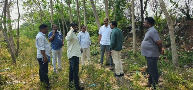 కూరగాయల దుకాణాలనిర్మాణం కొరకు స్థలం పరిశీలన :-హాలియా మున్సిపాలిటీ చైర్మన్ చింతల చంద్రారెడ్డి