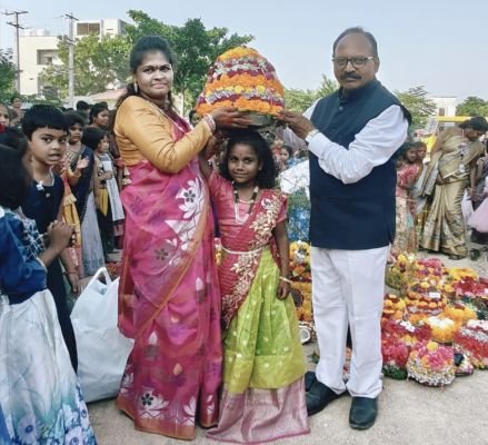 పూల పండుగకు ఆక్స్‌ఫర్డ్‌లో ఘన స్వాగతం*