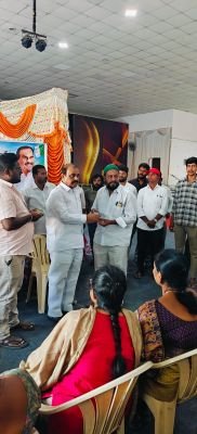 వైఎస్సార్‌సీపీ కార్యకర్తలకు గుర్తింపు కార్డుల పంపిణీ  కార్యక్రమంలో పాల్గొన్న జిల్లా అధ్యక్షుడు అనంత వెంకట్రామిరెడ్డి