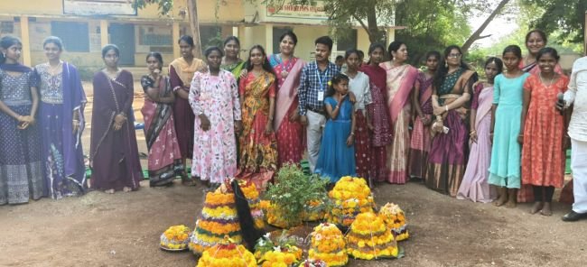 నేరేడుచర్ల హైస్కూల్లో ముందస్తు బతుకమ్మ పండుగ*