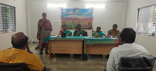 ఫర్టిలైజర్ డీలర్స్ యాప్‌పై శిక్షణ కార్యక్రమం  జిల్లా వ్యవసాయ అధికారిణి పి సత్యవాణి