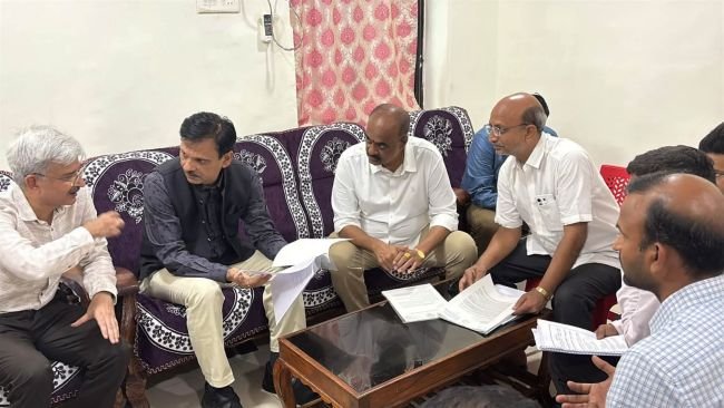 రెండున్నర ఏళ్లుగా ఎదురు చూస్తున్న రైళ్ల స్టాపేజీలు