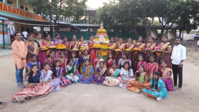 పూల సింగిడి.. బతుకమ్మ సందడి!