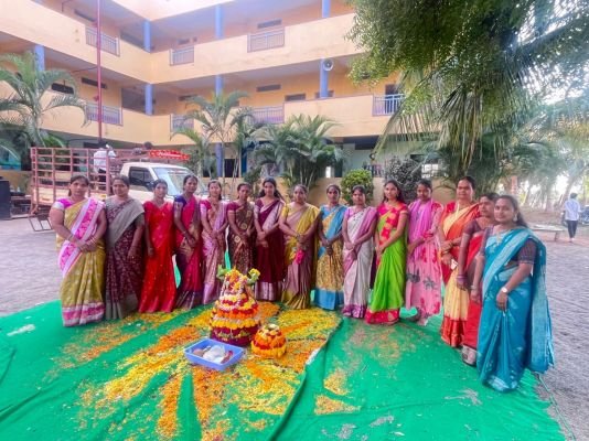 శ్రీ సాయి చైతన్య పాఠశాలలో... ఘనంగా బతుకమ్మ సంబరాలు