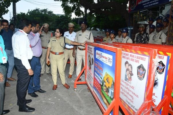 యూనియన్ బ్యాంక్ సహకారంతో పోలీసులకు 24 భారీ బారికేడ్లు