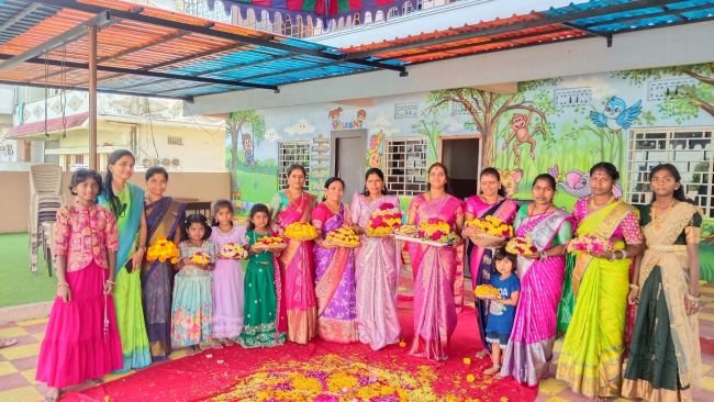  ప్రజ్ఞత కిడ్స్ స్కూల్‌లో బతుకమ్మ సందడి
