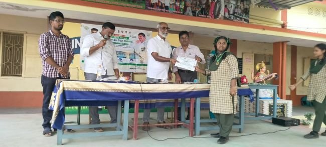 నేతాజీ మున్సిపల్ హై స్కూల్   విద్యార్థుల కు బహుమతుల ప్రధానం  చేసిన......... పొన్నూరు మున్సిపల్ కమిషనర్ ఎం. రమేష్ బాబు 