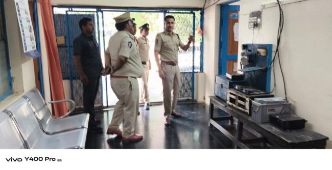 రాచర్ల పోలీస్ స్టేషన్‌లో కమ్యూనికేషన్ వ్యవస్థను తనిఖీ చేసిన జిల్లా ఎస్పీ పంకజ్ కుమార్ మీనా.