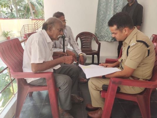 వృద్ధుడి వద్దకు స్వయంగా వెళ్లి అర్జీ స్వీకరించిన జిల్లా ఎస్పీ పంకజ్ కుమార్ మీనా .