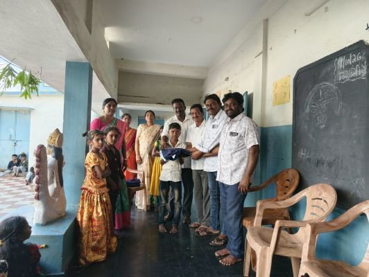 19వ వార్డులో విద్యార్థులకు నూతన వస్త్రాల పంపిణీ