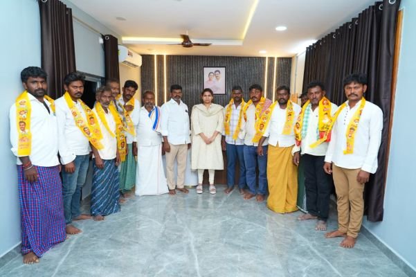 ఎమ్మెల్యే  భూమా అఖిల ప్రియ సమక్షంలో వైకాపాని వీడి తెదేపాలో చేరిక