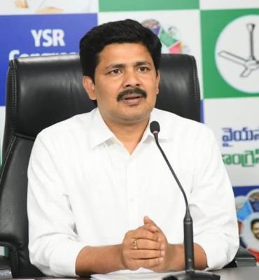 *తిరుపతి విమానాశ్రయం ప్రైవేటీకరణ నిర్ణయాన్ని పునఃపరిశీలించాలి : తిరుపతి ఎంపీ గురుమూర్తి*  తిరుపతి విమానాశ్రయాన్ని ప్రైవేటీకరించే నిర్ణయాన్ని కేంద్ర ప్రభుత్వం పునఃపరిశీలించాలని తిరుపతి ఎంపీ మద్దిల గురుమూర్తి కోరారు. ఈ మేరకు కేంద్ర పౌర విమానయాన శాఖ మంత్రి కింజరపు రామ్మోహన్‌ నాయుడుకు ఆయన లేఖ రాశారు. తి