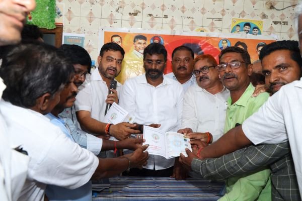 ఎంఎల్ఏ చేతులు మీదుగా పట్టాదారు పాసుపుస్తకాలు పంపిణీ
