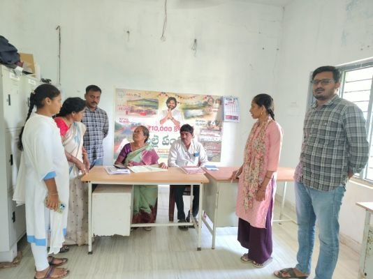 స్వర్ణ గ్రామ సచివాలయాన్ని తనిఖీ చేసిన వంగరమండలం ప్రత్యేక అధికారి