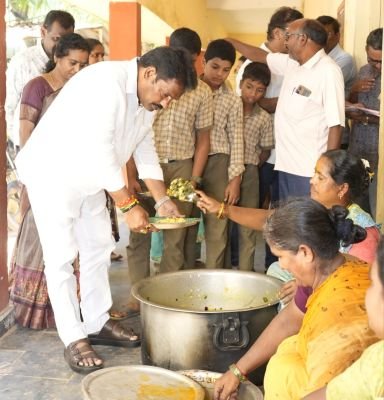 పోలిపల్లి జడ్పీ హైస్కూల్‌లో బంగార్రాజు ఆకస్మిక తనిఖీ