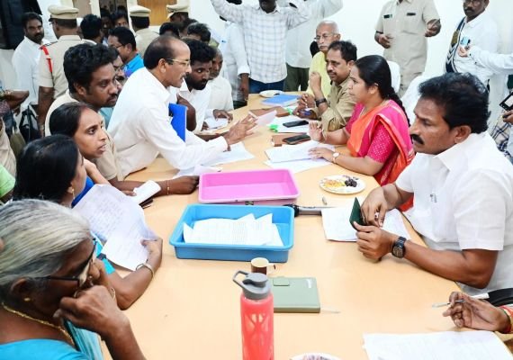 స్వీకరించిన ప్రతి ఫిర్యాదు పరిష్కారానికి ప్రత్యేక శ్రద్ధ వహించాలి  -- జెసి  కె.ఆర్. కల్పశ్రీ, విప్ నాయకర్