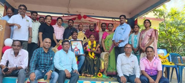 కోట్యాడ జెడ్పీహెచ్‌ఎస్‌లో ఉపాధ్యాయుడు రంభ వెంకట రమణకు సన్మానం