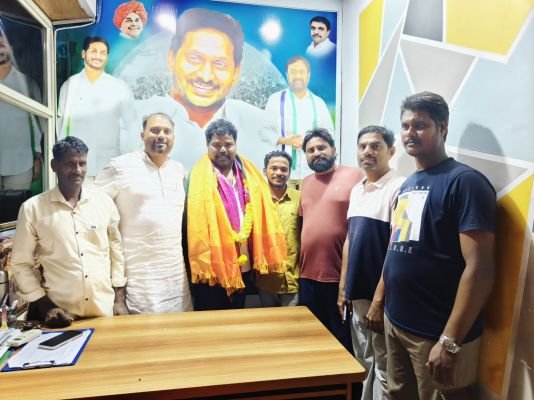 వట్టిప్రోలు రంగారావు ను సత్కరించిన...... వైఎస్ఆర్సిపి పట్టణ అధ్యక్షులు షేక్ నాజర్ 