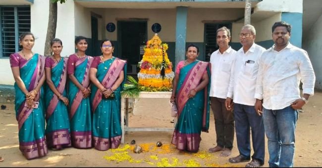 ఘనంగా విద్యాసంస్థల్లో ముందస్తు బతుకమ్మ సంబరాలు