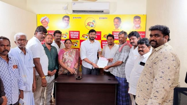 తనూజ, వర్షాల చదువుకు రూ.15 వేల ఆర్థిక సహాయం అందించిన గద్దె క్రాంతి కుమార్