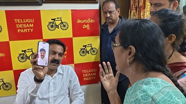 ప్రజా దర్బార్‌తో సమస్యల పరిష్కారానికి భరోసా * కంకిపాడు లాక్‌ రోడ్డులో మద్యం దుకాణం ఏర్పాటుపై మహిళల అభ్యంతరం * ఎక్సైజ్‌ మంత్రి కొల్లు రవీంద్రతో మాట్లాడిన ఎమ్మెల్యే బోడే ప్రసాద్