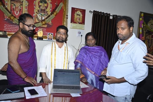 సామాన్య భక్తులకు 8 గంటలపాటు జగన్మాత దివ్య దర్శనం