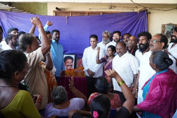 దివాన్ చెరువులో జక్కంపూడి రామ్మోహన్ రావుకు ఘన నివాళి :పేద మహిళలకు చీరల పంపిణీ