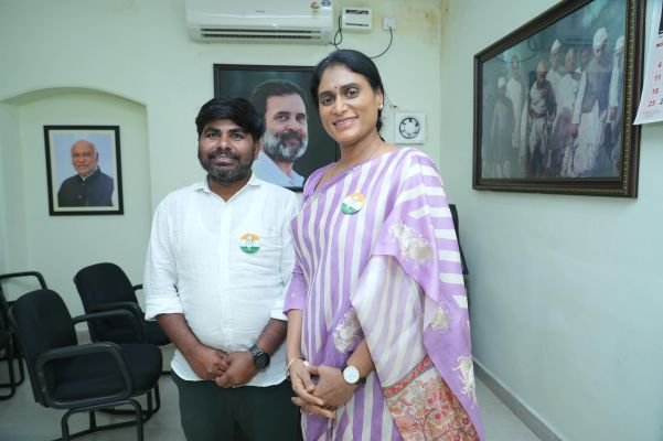 పిసిసి అధ్యక్షురాలు కలిసిన కృష్ణారెడ్డి.