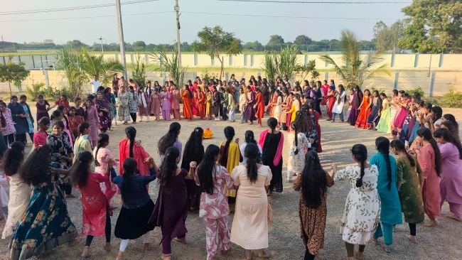 తూప్రాన్ గీతా జూనియర్ కళాశాలలో ముందస్తు బతుకమ్మ వేడుకలు