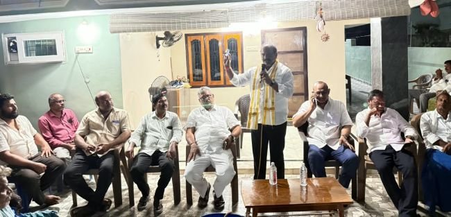 మాటలకే పరిమితమైన కూటమి ప్రభుత్వం.. హామీల అమలులో నిర్లక్ష్యం  పోలంపల్లిలో వైఎస్ఆర్ సీపీ స్థానిక సంస్థల ఎన్నికల సన్నాహక సమావేశం  క్యాడర్ ఐడీ కార్డులు పంపిణీ చేసిన తన్నీరు నాగేశ్వరరావు