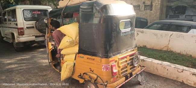 ఆటోలో తరలిస్తున్న రేషన్ జొన్నలను గుర్తించిన అధికారులు.. వన్‌టౌన్ పోలీస్ స్టేషన్‌కు తరలింపు